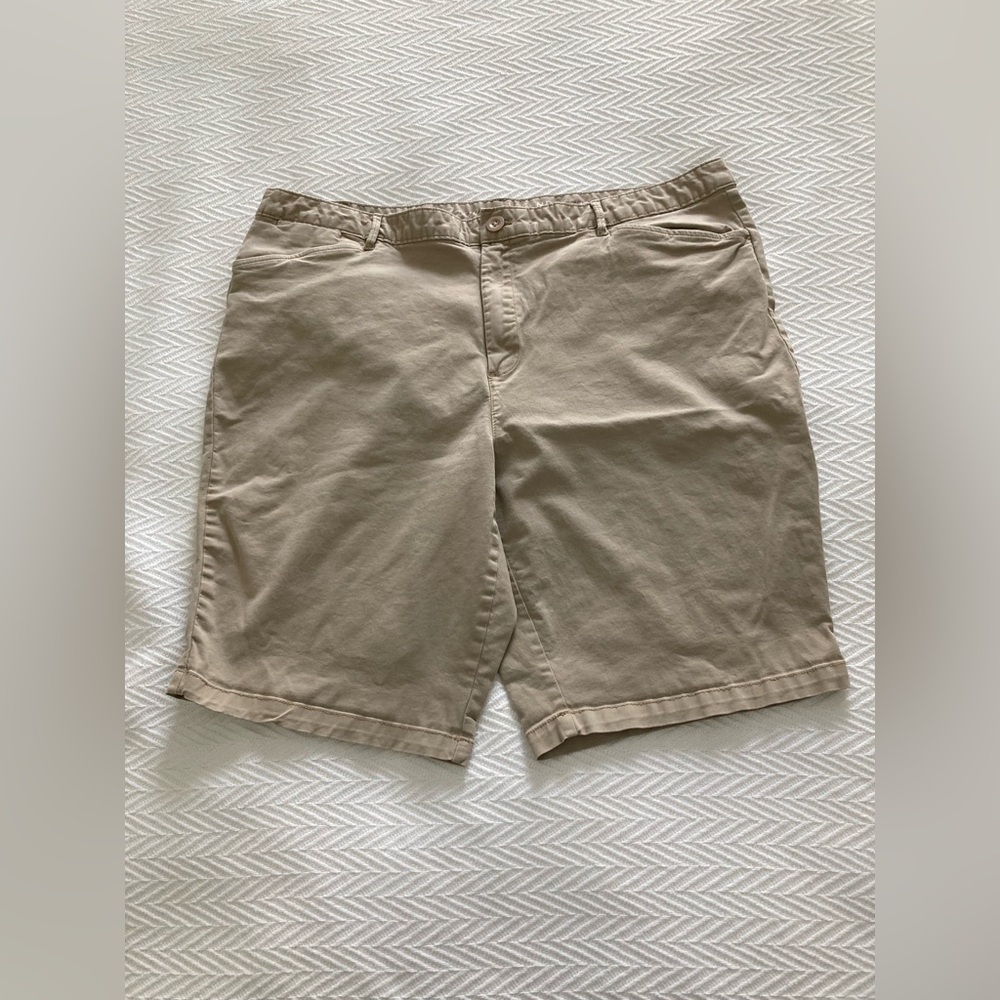 Eddie Bauer Legend Wash Stretch Curvy Chino Bermuda Shorts. Khaki Size 20T